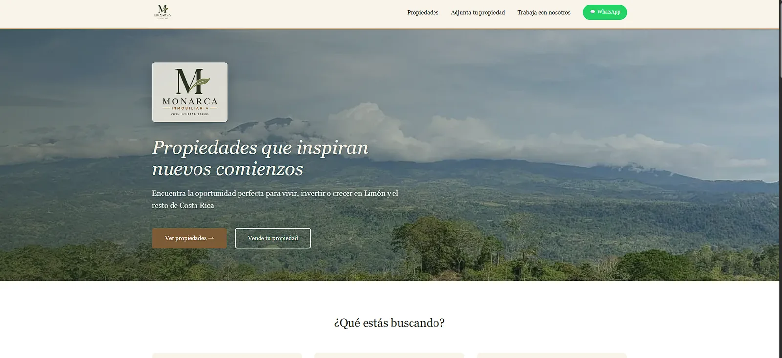 Inicio del sitio de Monarca Inmobiliaria con paisaje de montaña y botones para ver o vender propiedades